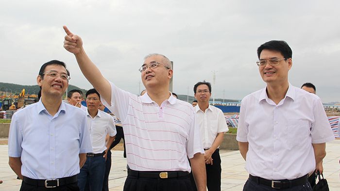 金寧運（右一）陳建軍（中）唐咸僅（左一）查看項目介紹、施工建設(shè)展板.JPG