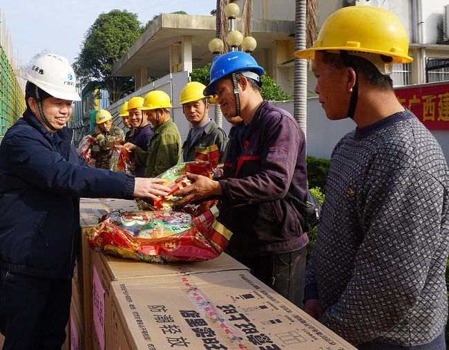 （修圖）為一線工人發(fā)放慰問品。謝微旋 攝_副本.jpg